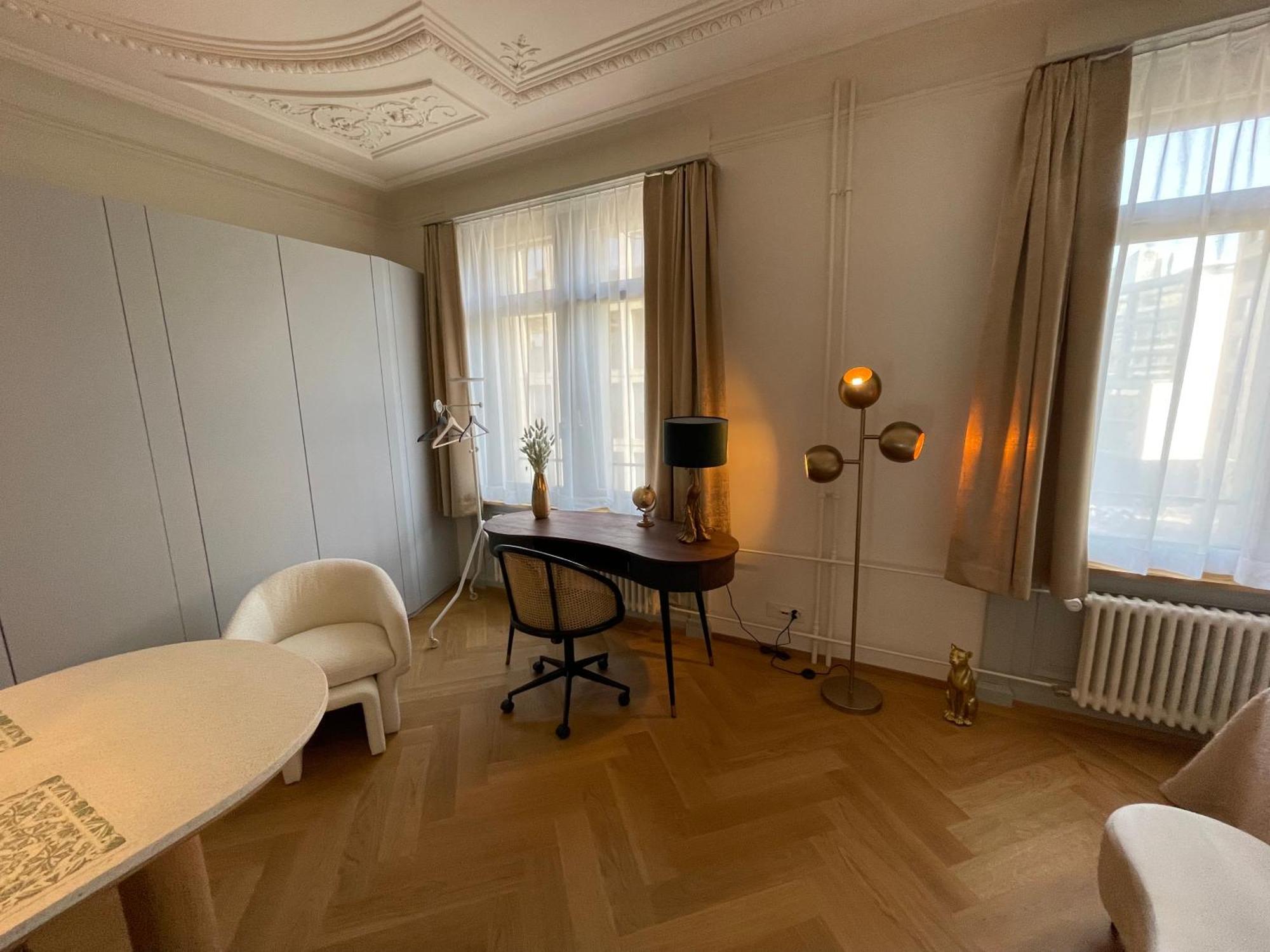 Exclusive One Next To Main Station Apartment *