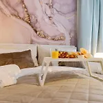 Boutique Design-Suite-Apartment At Best Central Location