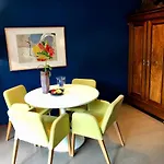 Eclectic Garden Apartment In A Quiet Residential Area
