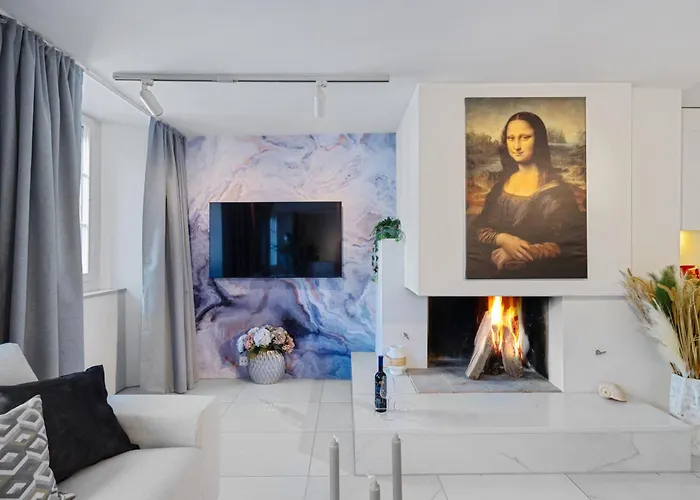 Boutique Design-Suite-Apartment At Best Central Location