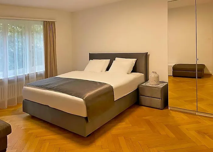 Comfort Room For One Guest With Shared Bathroom In Enge Near City Centre & Lake Zurich, July & August Only