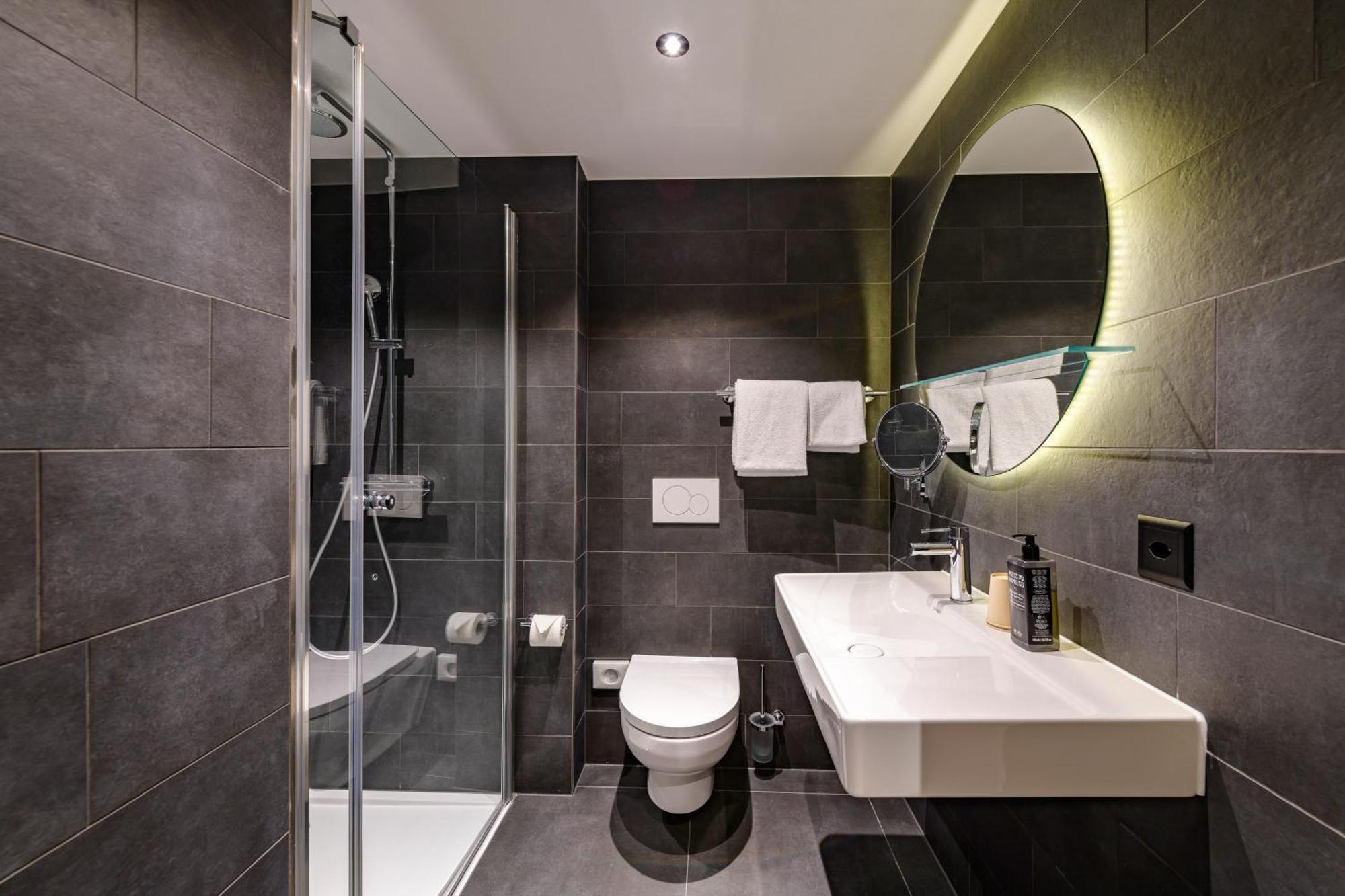 Adagio Center 4*