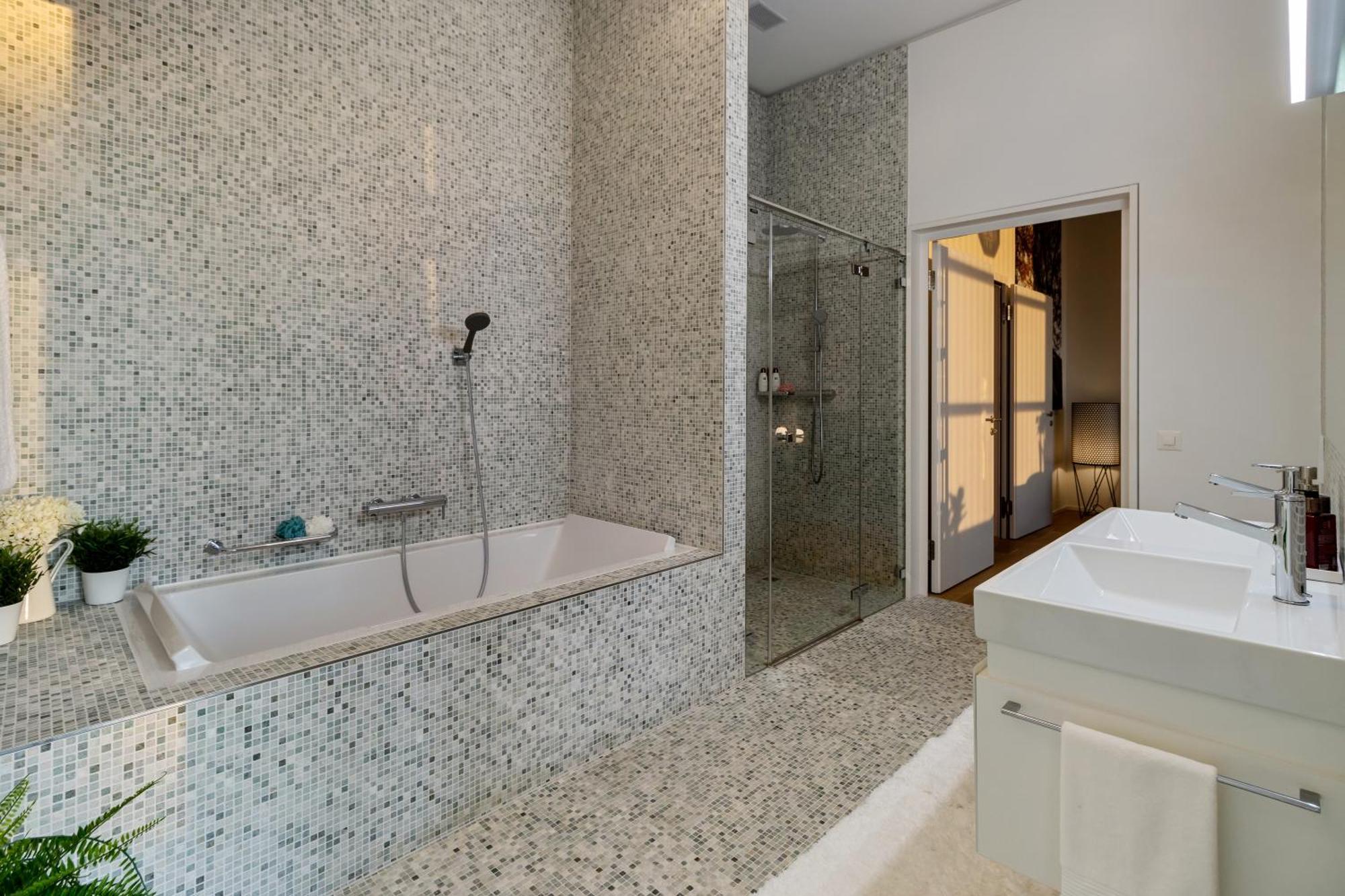 Leading Luxury Of - Stunning View, Parking-garage Apartment