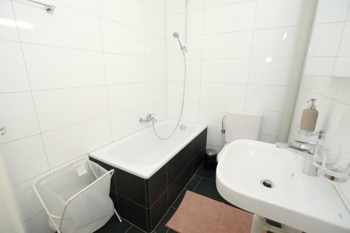 Spacious Parkside In With Balcony * Zurich