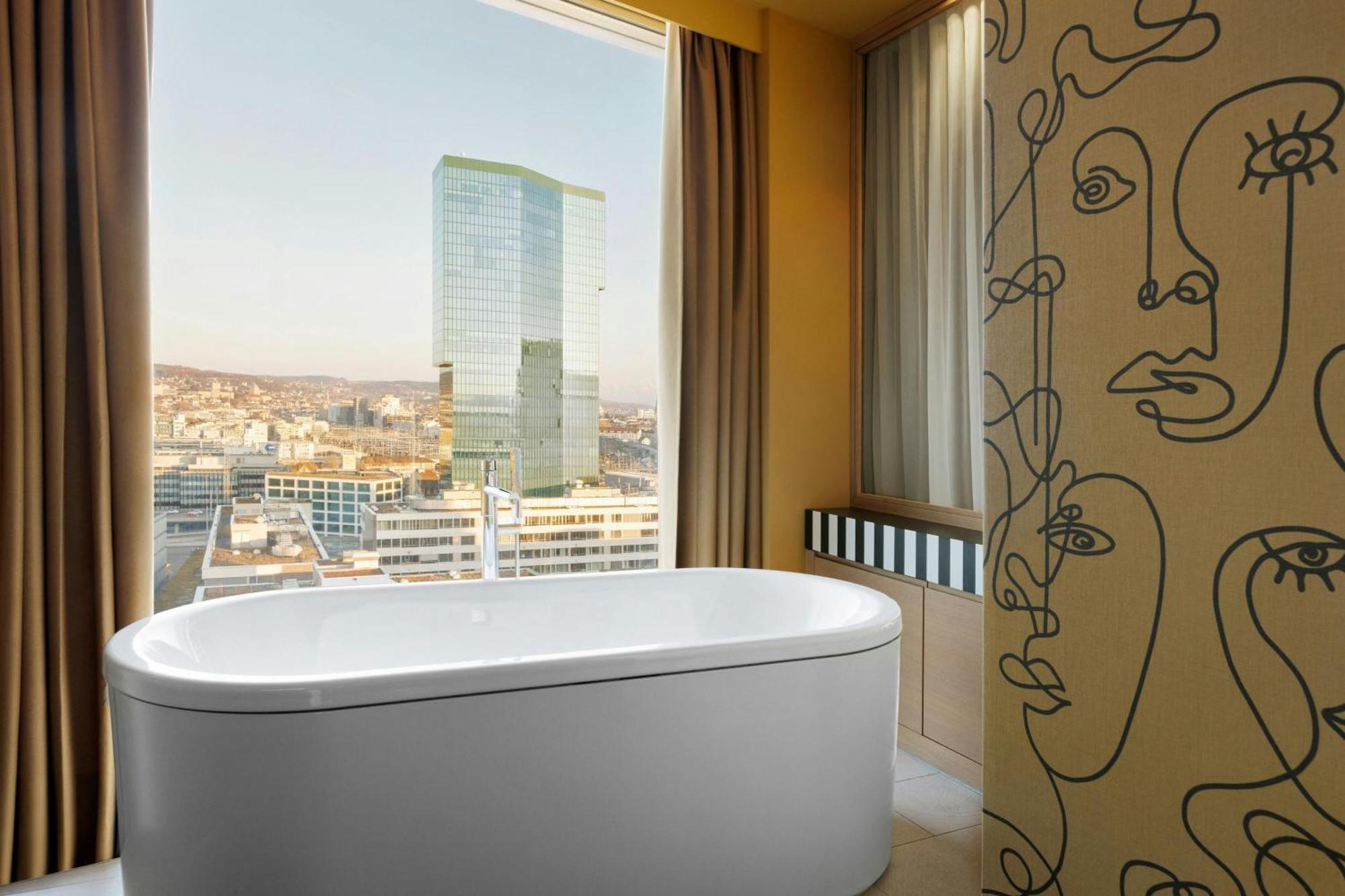 Hotel Renaissance Tower 5*