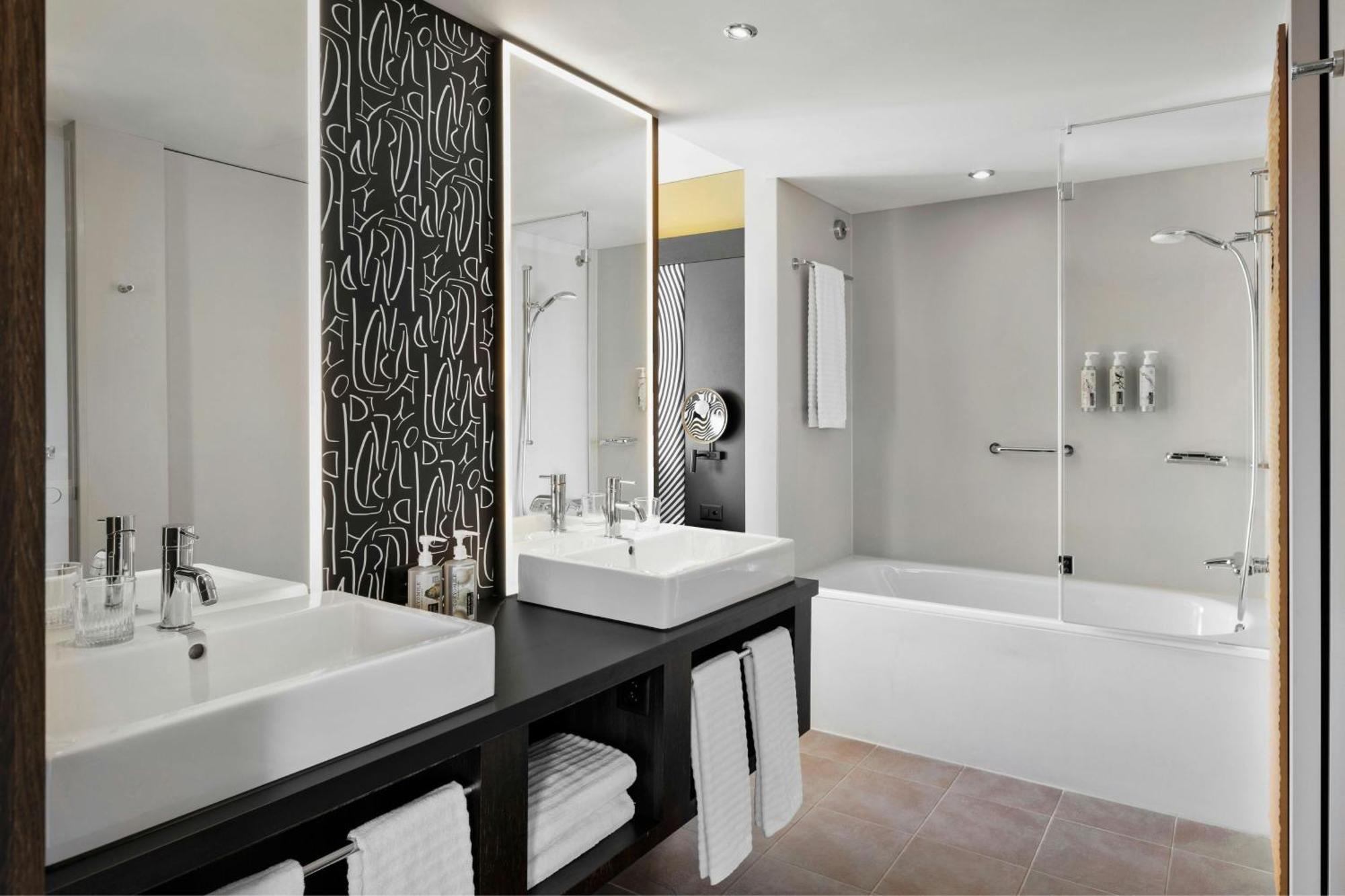Renaissance Tower 5*