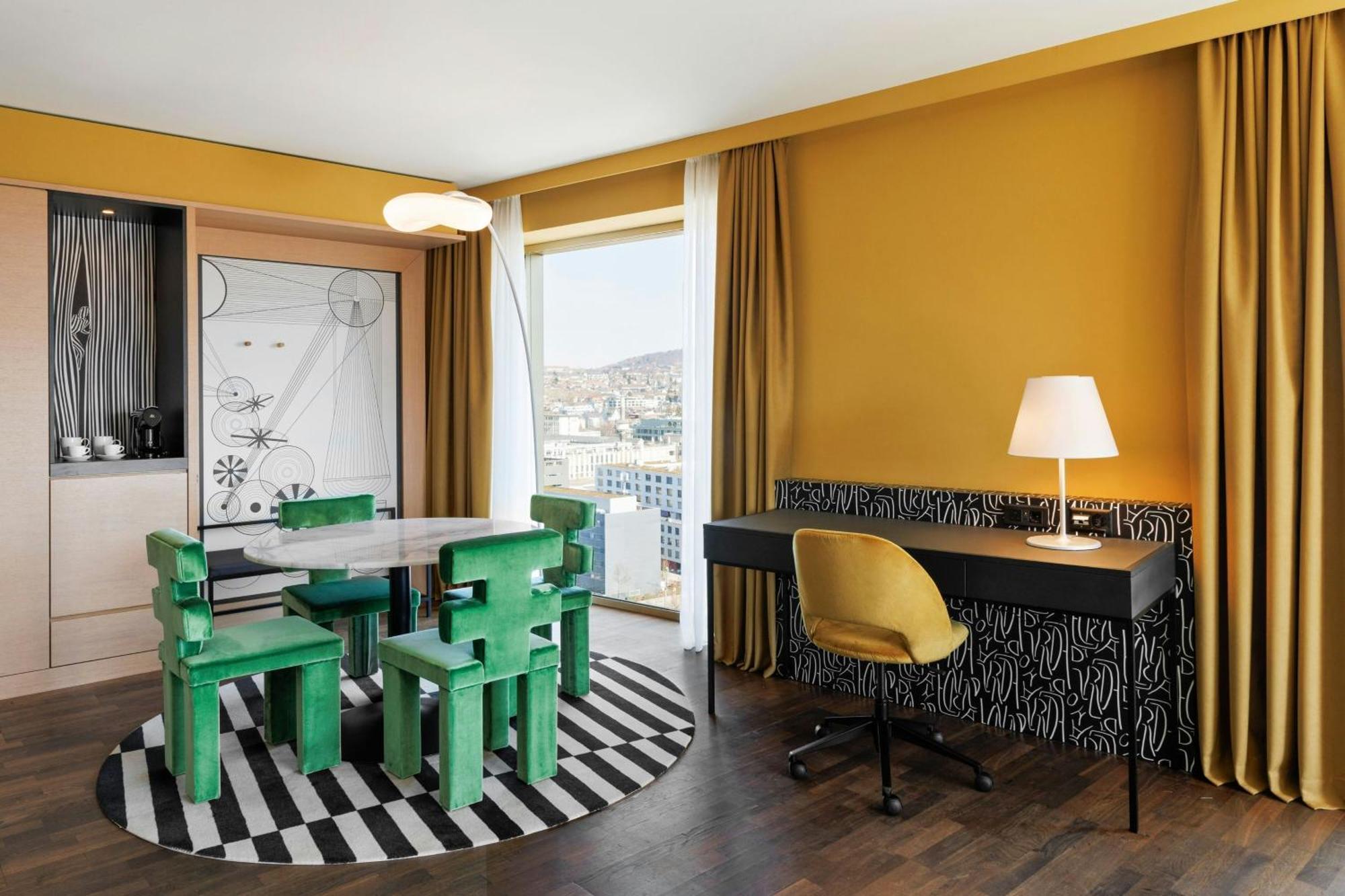 Hotel Renaissance Tower 5*