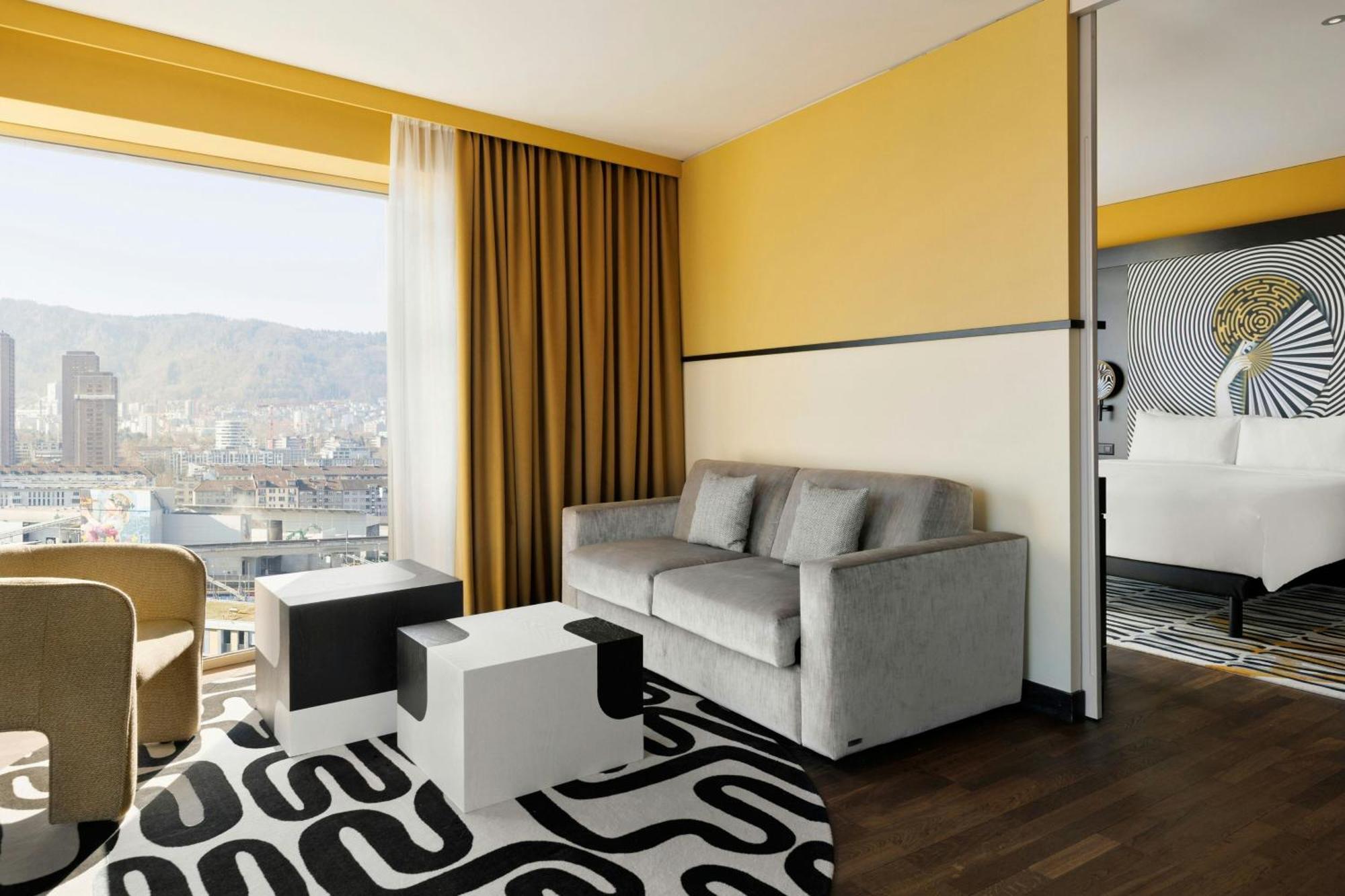 Hotel Renaissance Tower